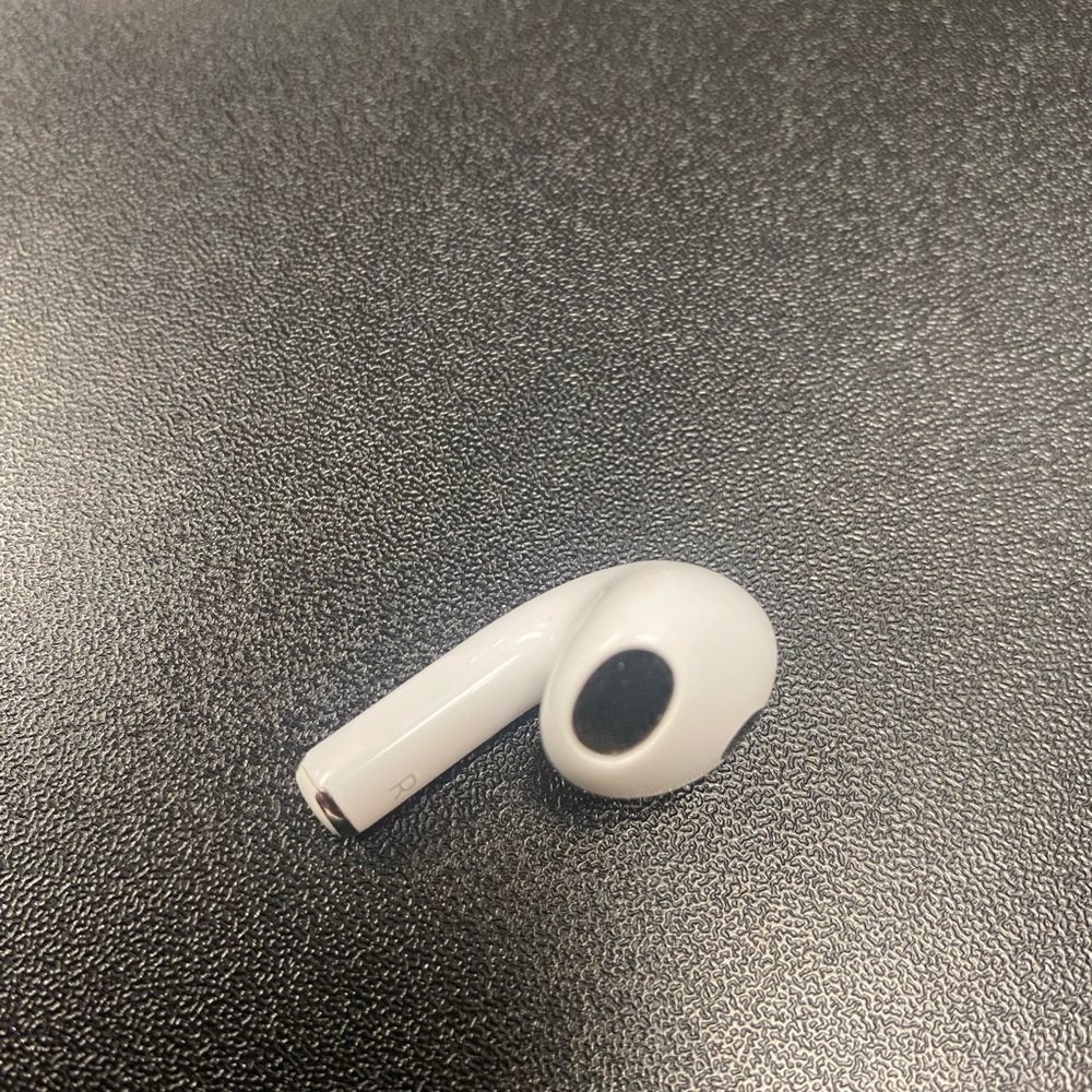 Right Apple pro Earbud